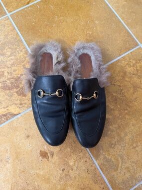 Gucci Black Princeton Leather Fur-Lined Horsebit Loafers / size 40